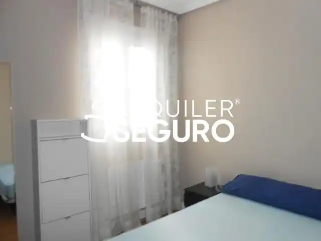 Schlafzimmer von Wohnung zur Miete in Madrid mit Heizung und Möbliert