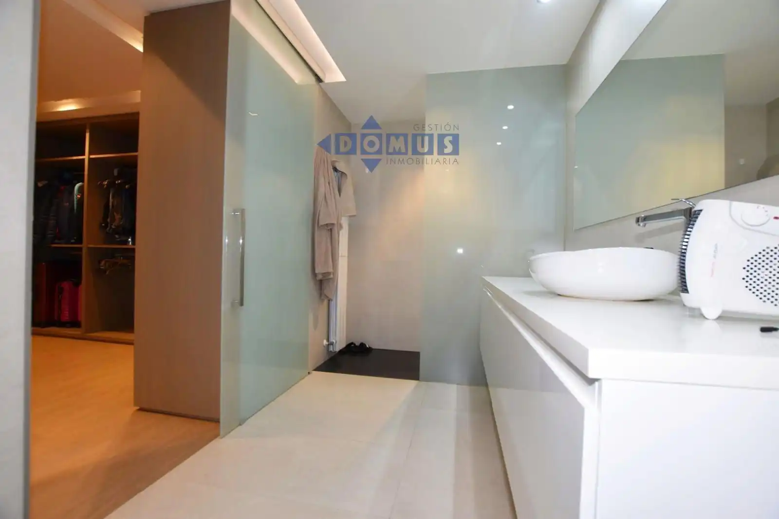 Baño de Piso en venta en Ronda con Aire acondicionado, Calefacción y Amueblado