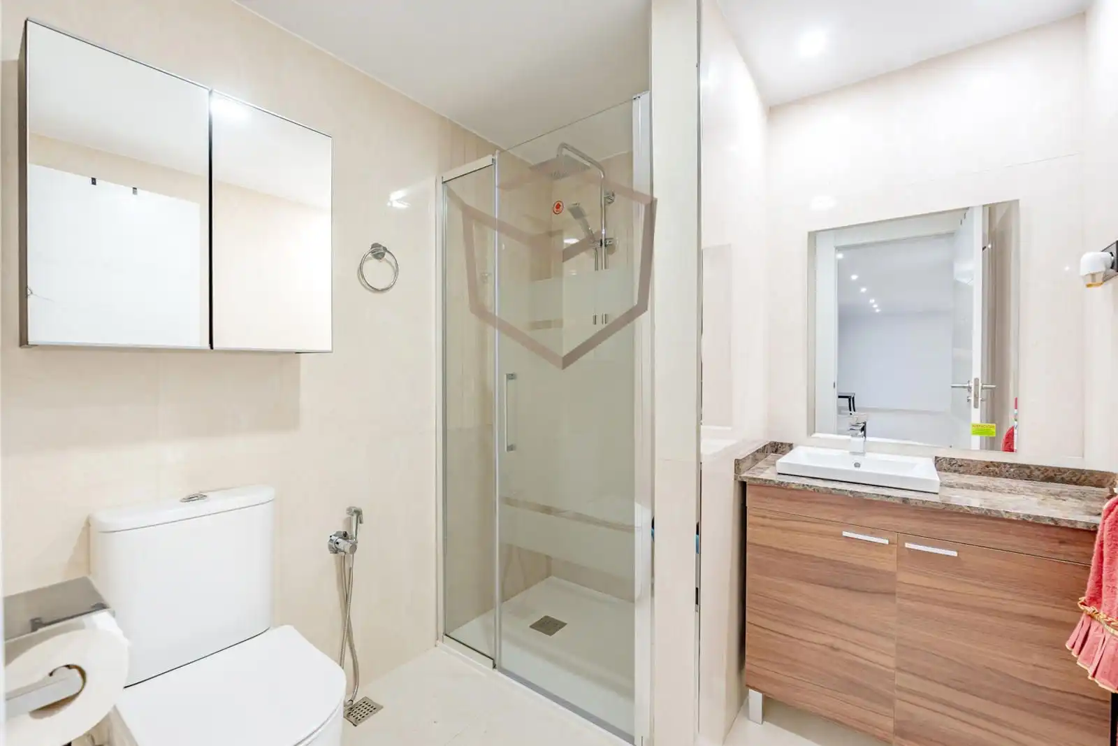 Badezimmer von Einfamilien-Reihenhaus zum Verkauf in Pozuelo de Alarcón mit Klimaanlage, Heizung und Terrasse