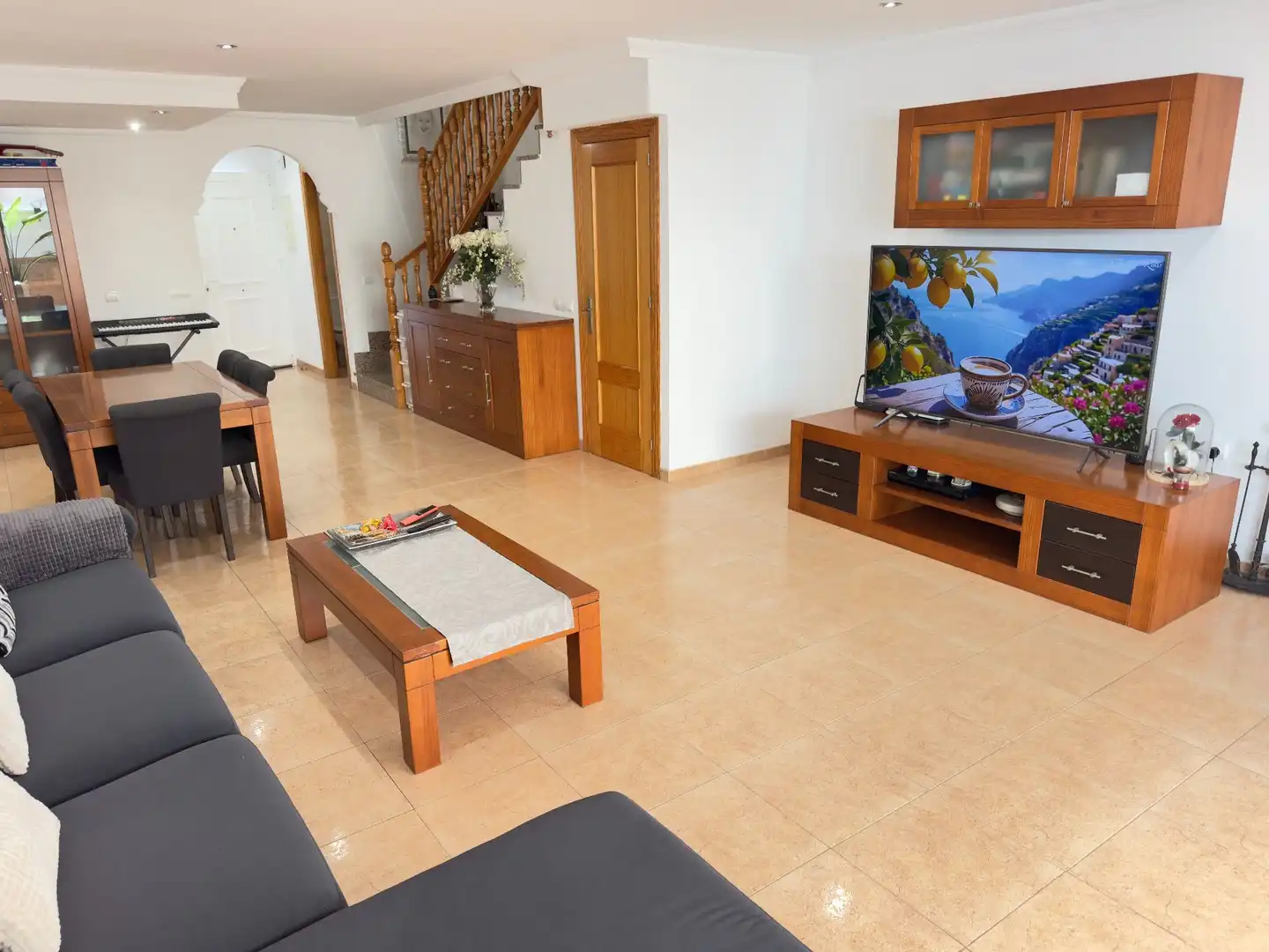 Sala d'estar de Casa adosada en venda en Roquetas de Mar amb Aire condicionat i Traster