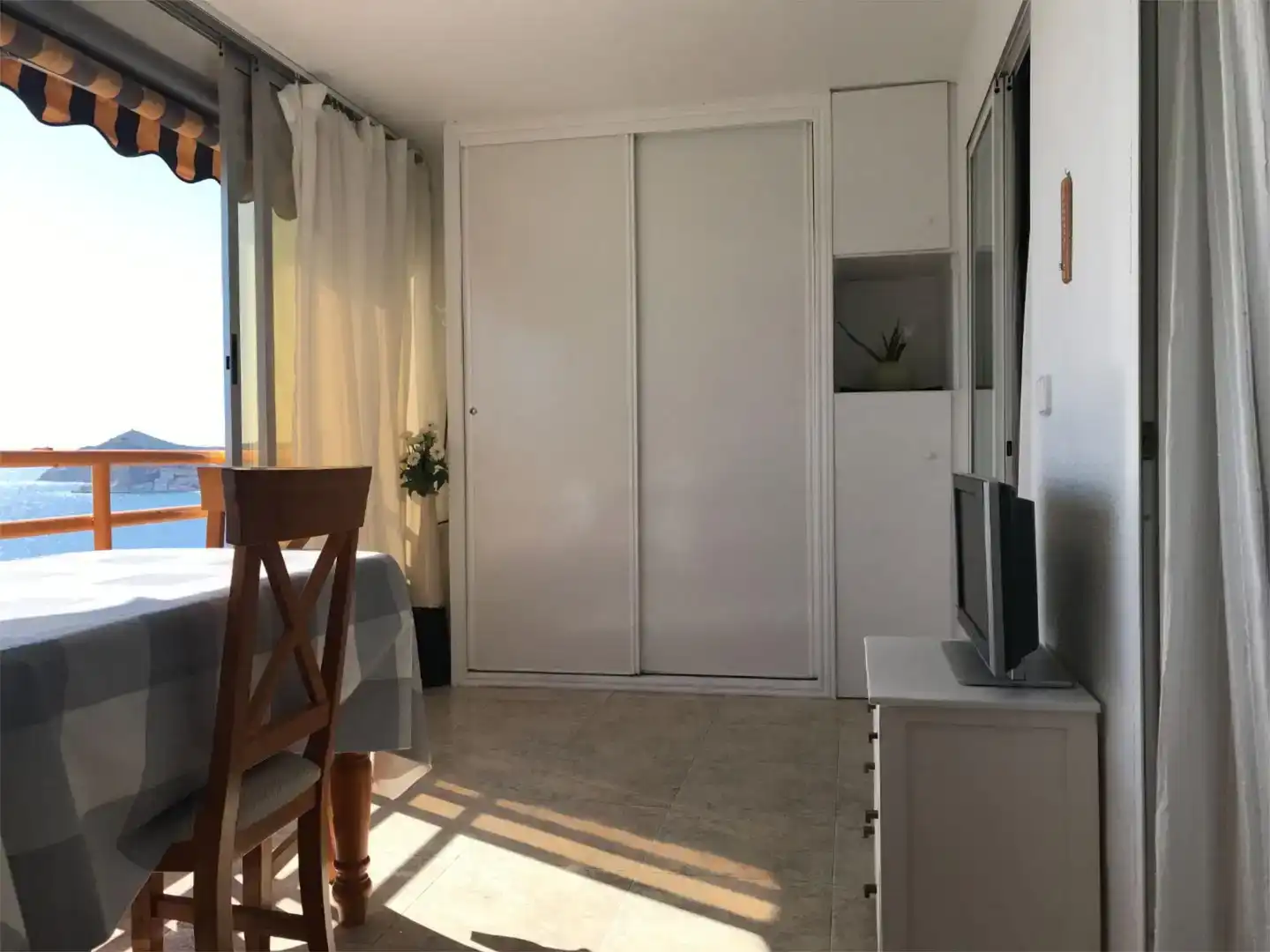 Schlafzimmer von Wohnung zur Miete in Benidorm mit Klimaanlage, Privatgarten und Schwimmbad