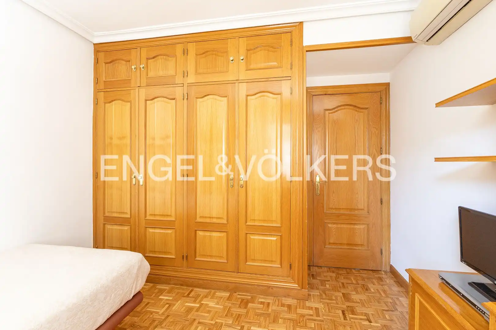 Bedroom of Flat for rent in Madrid  with Air Conditioner, Heating and Private garden
