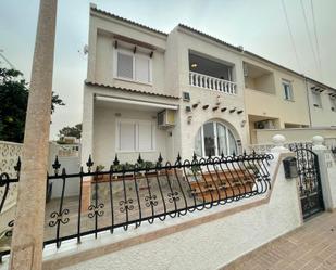 Vista exterior de Casa adosada en venda en Torrevieja amb Aire condicionat, Terrassa i Balcó