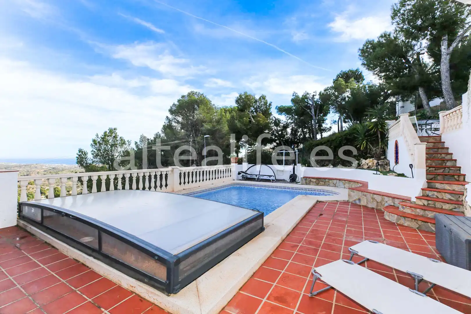 Vista exterior de Casa o xalet en venda en La Nucia amb Aire condicionat, Jardí privat i Terrassa