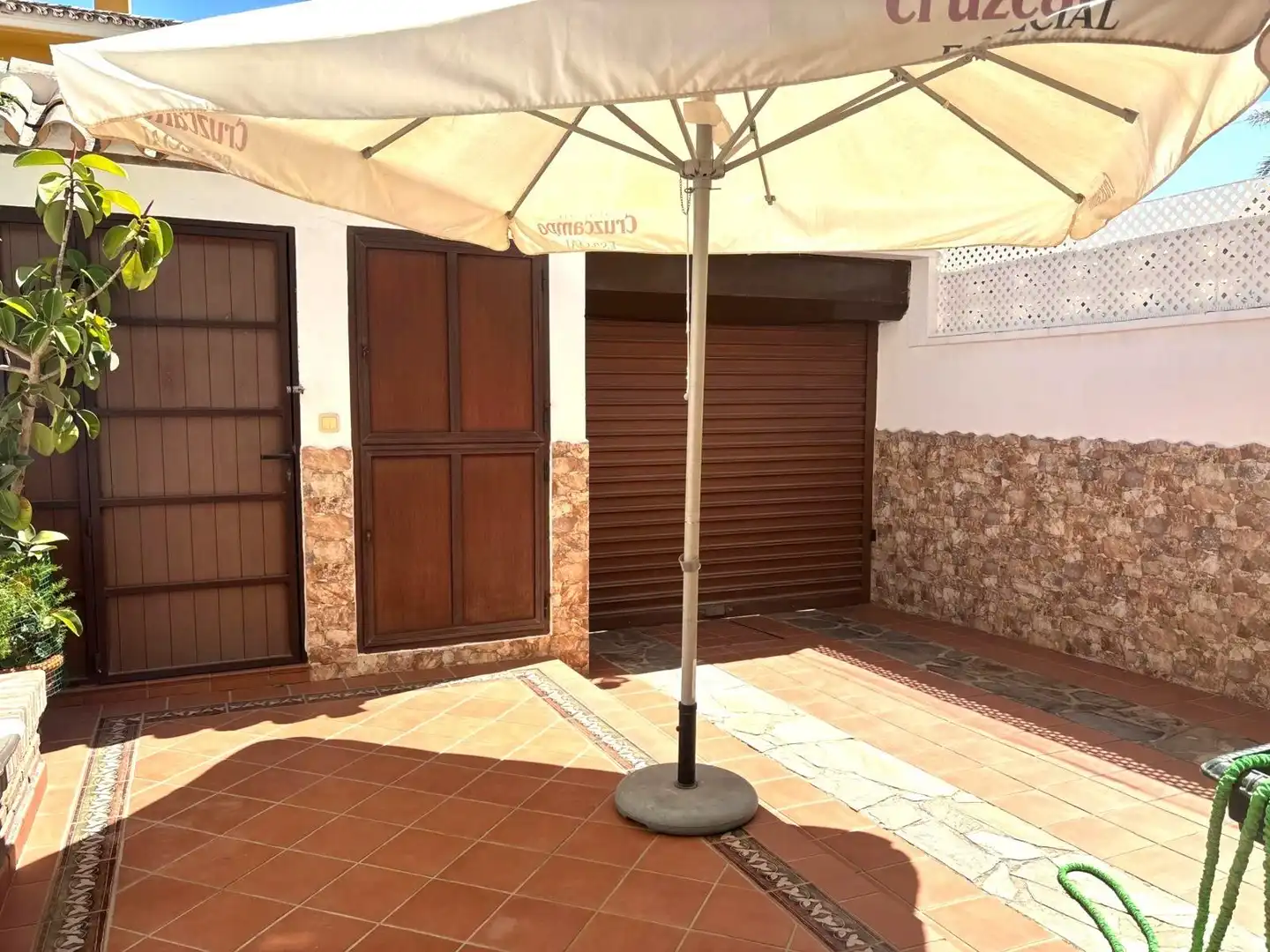Vista exterior de Casa adosada en venta en Marbella con Piscina comunitaria