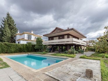 Casa amb balcó en venda a Avenida HUETOR VEGA