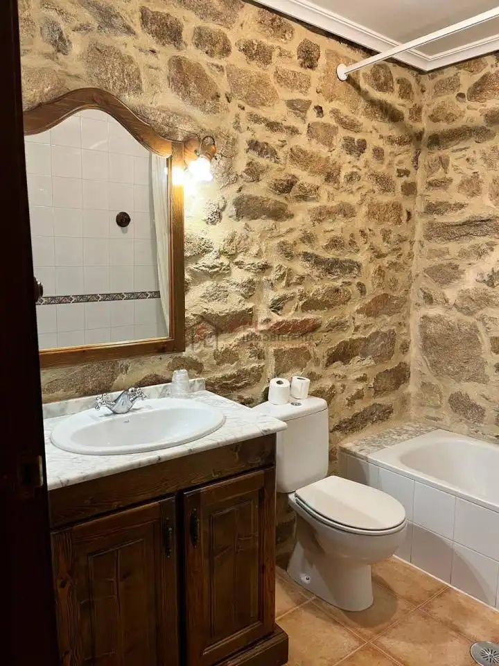 Bany de Local en venda en A Pobra de Trives  amb Aire condicionat i Moblat
