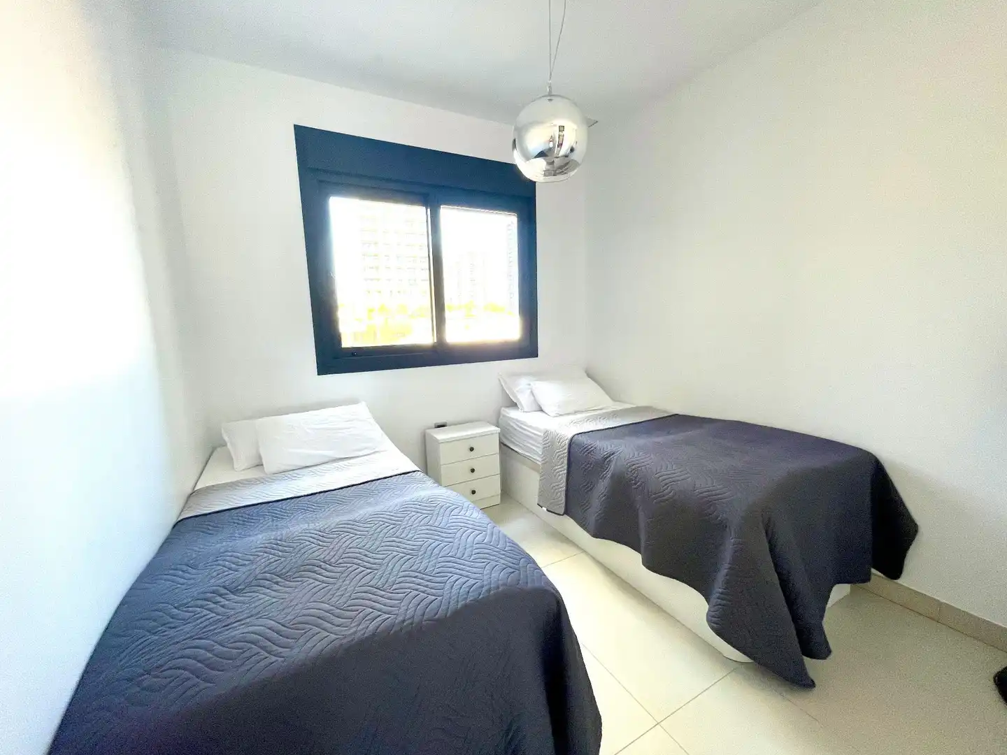 Habitación de Apartamento de alquiler en Benidorm con Aire acondicionado, Trastero y Piscina comunitaria