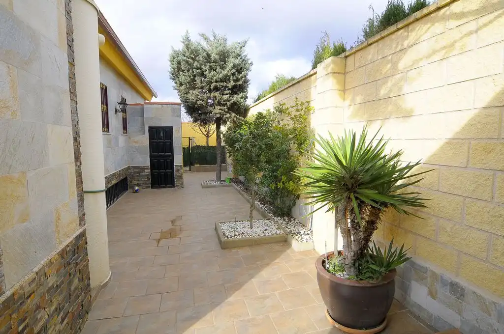 Terrasse von Haus oder Chalet zum Verkauf in Valdepeñas mit Klimaanlage, Heizung und Privatgarten