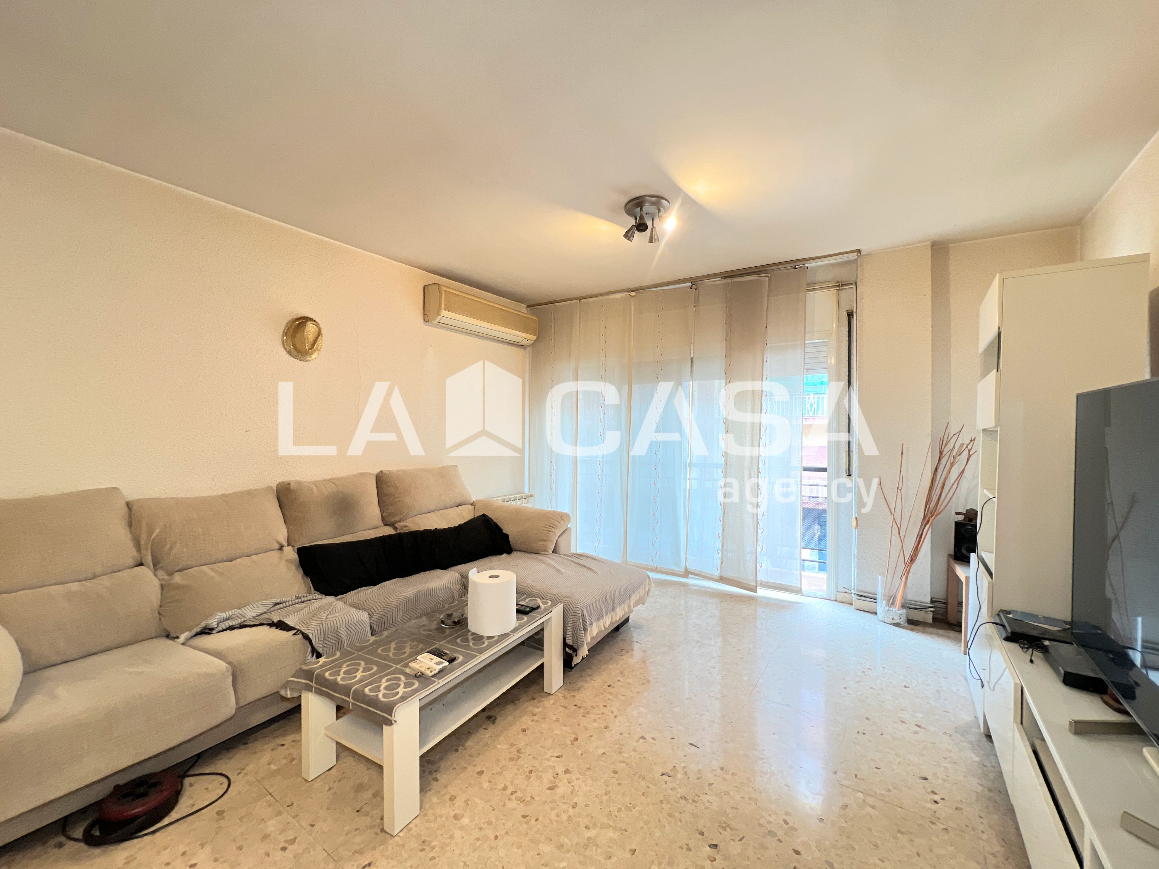 Sala d'estar de Pis en venda en Santa Coloma de Gramenet amb Balcó