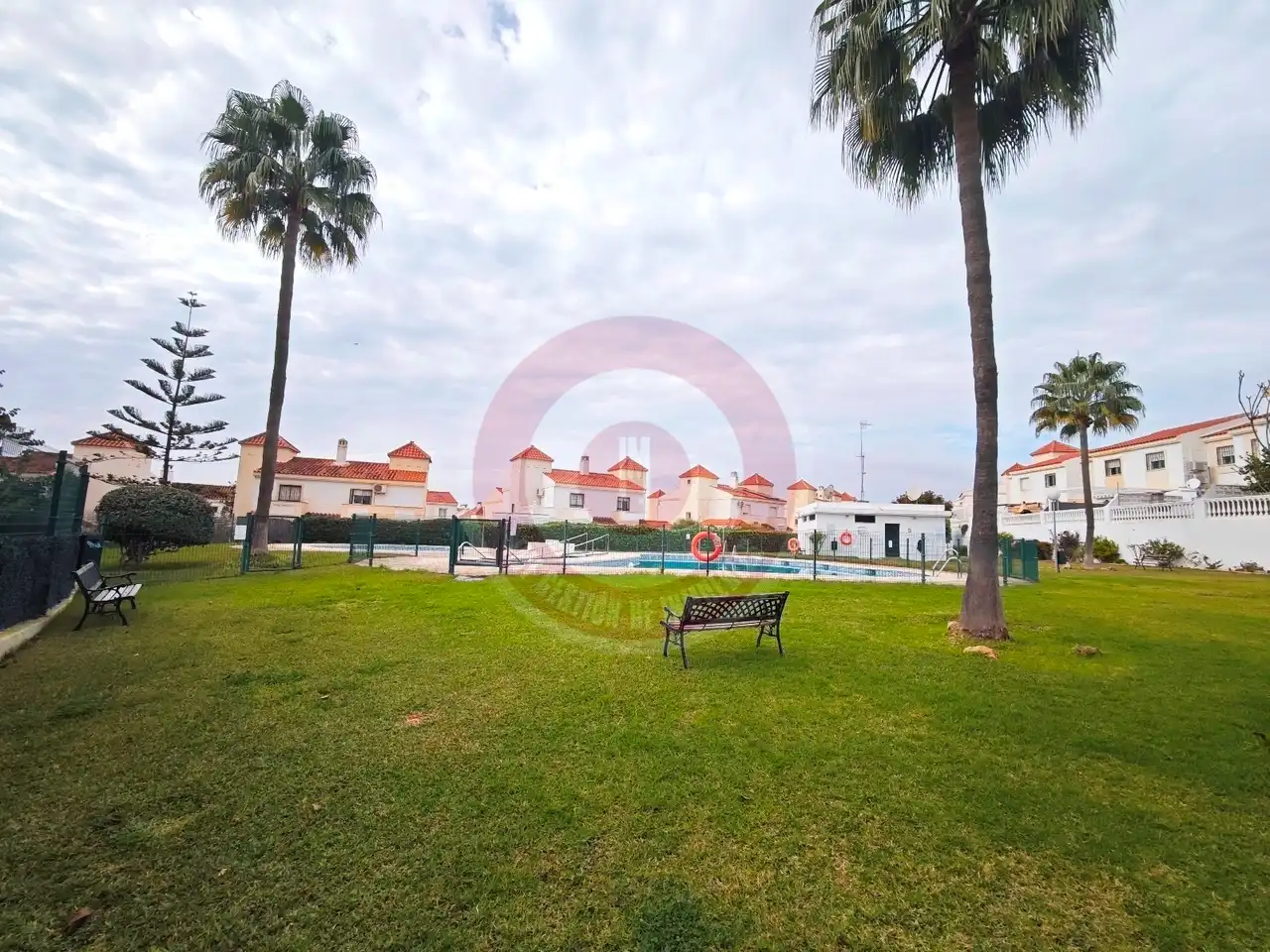 Vista exterior de Casa adosada en venda en Vélez-Málaga amb Aire condicionat, Terrassa i Moblat