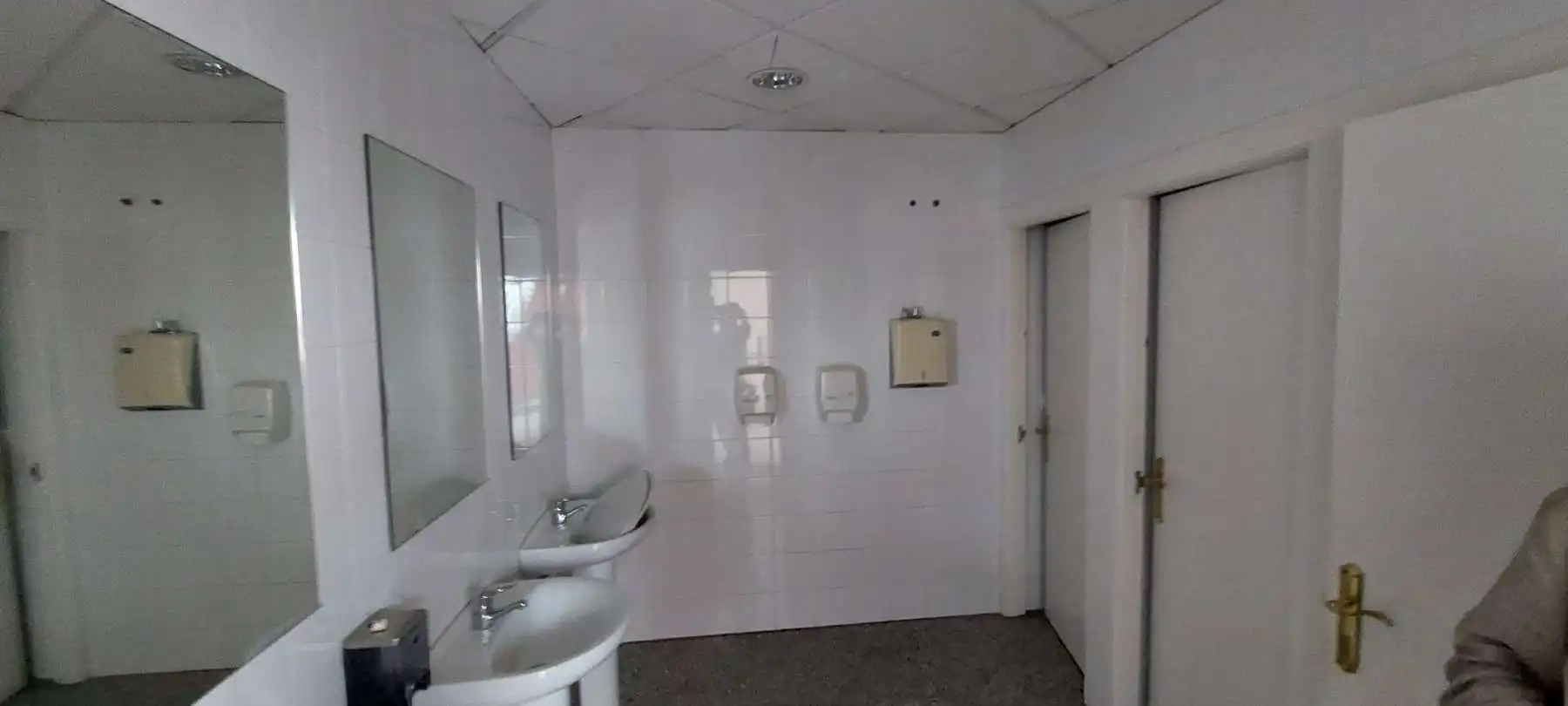 Badezimmer von Fabrikhallen zur Miete in Camargo
