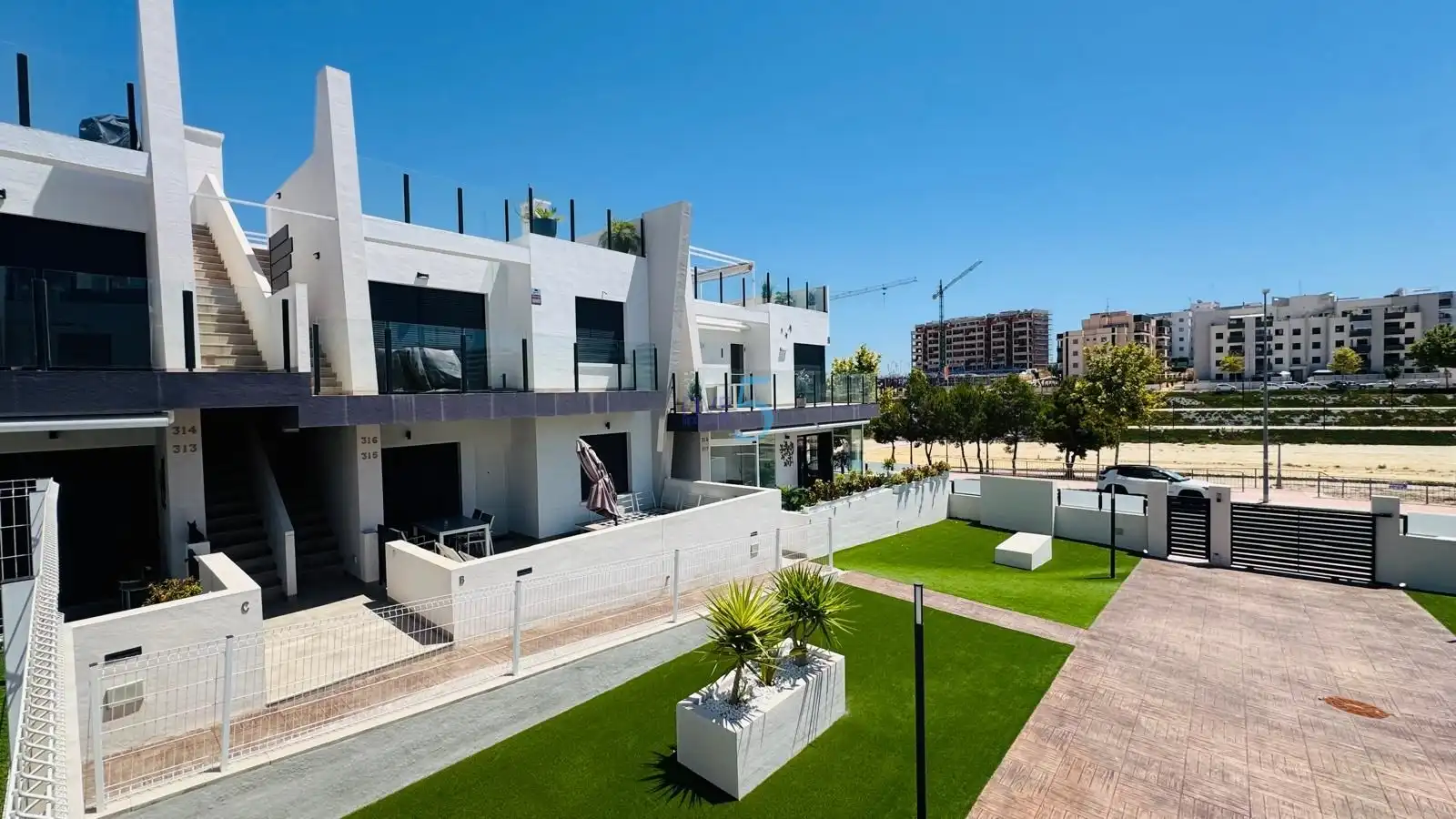 Außenansicht von Wohnung zum Verkauf in Santa Pola mit Klimaanlage, Terrasse und Schwimmbad