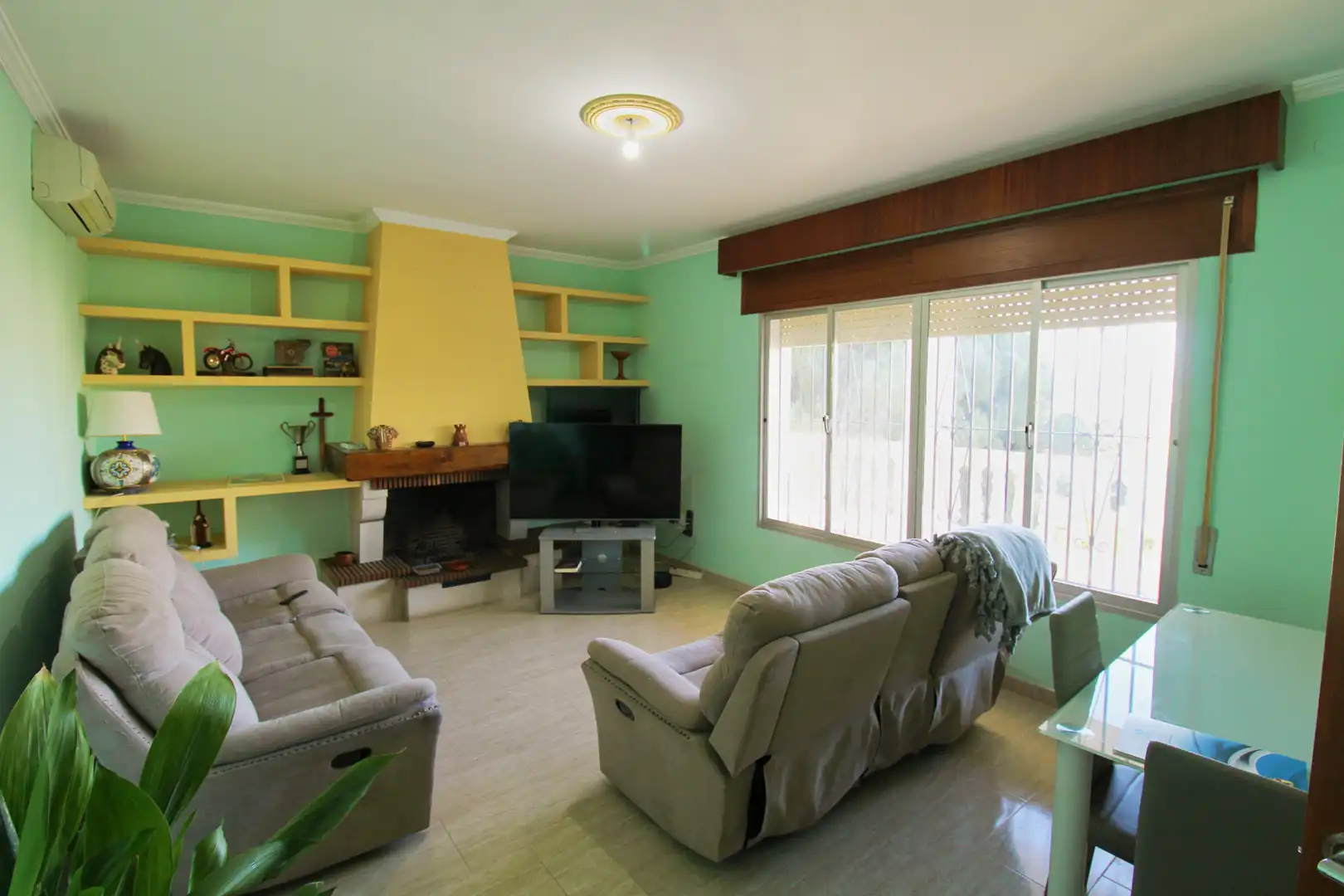 Sala d'estar de Casa o xalet en venda en Alhaurín de la Torre amb Aire condicionat, Jardí privat i Terrassa