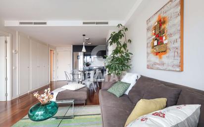 Living room of Flat for sale in  Madrid Capital  with Air Conditioner and Community pool