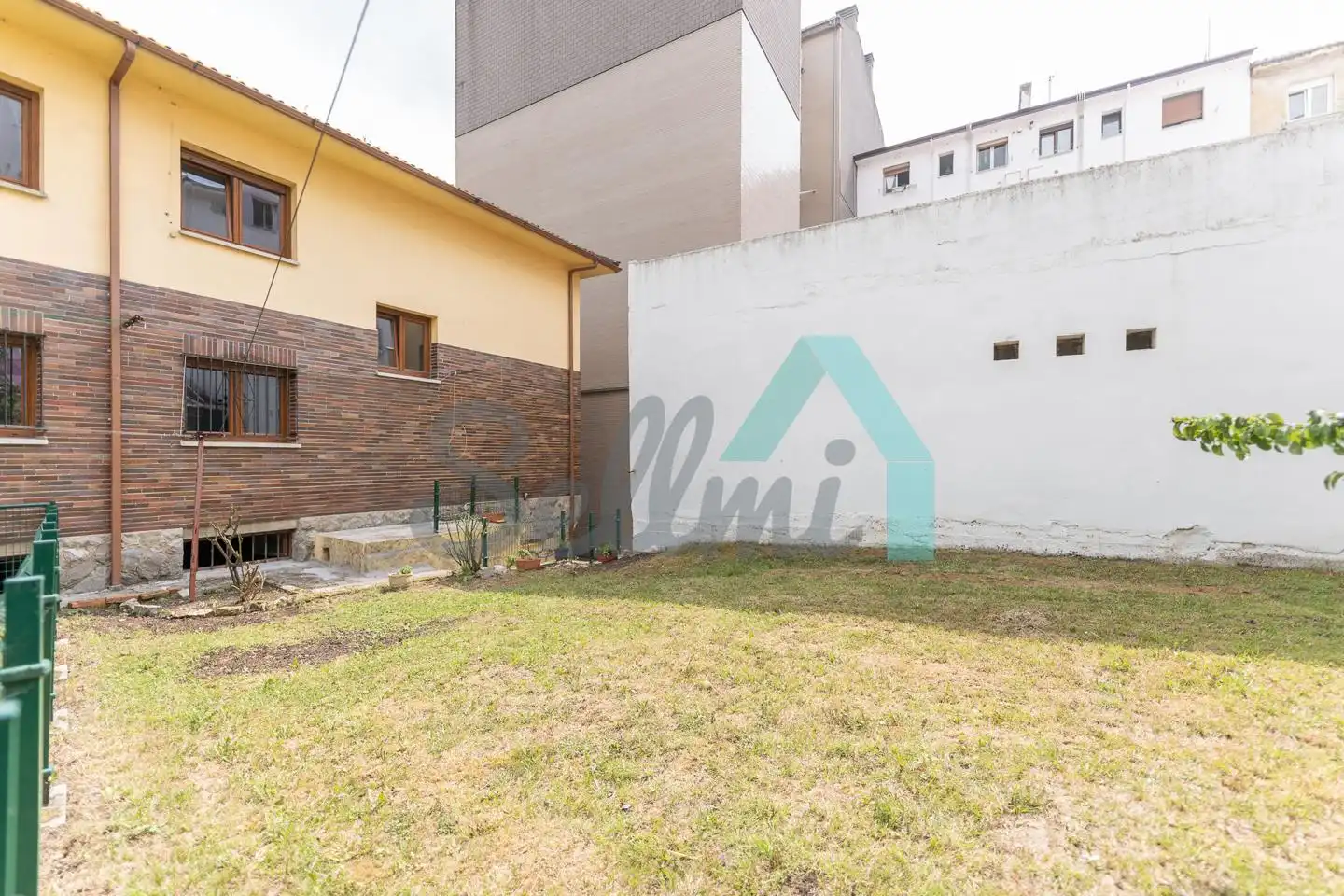 Casa adosada de lloguer en Oviedo  amb Calefacció, Jardí privat i Parquet