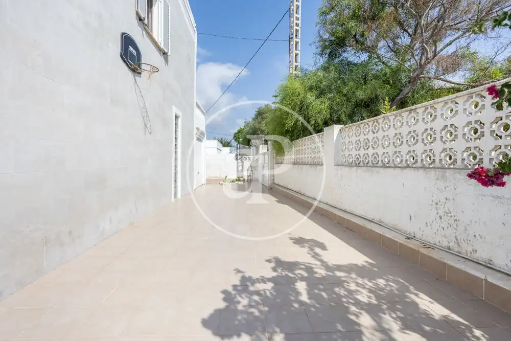 Vista exterior de Casa adosada en venda en Alcalà de Xivert amb Calefacció, Jardí privat i Terrassa