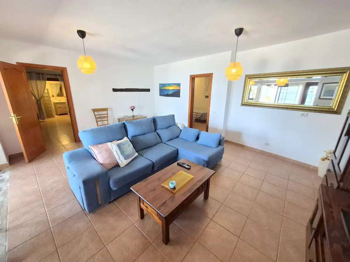 Sala d'estar de Casa o xalet en venda en Tías amb Jardí privat, Terrassa i Moblat