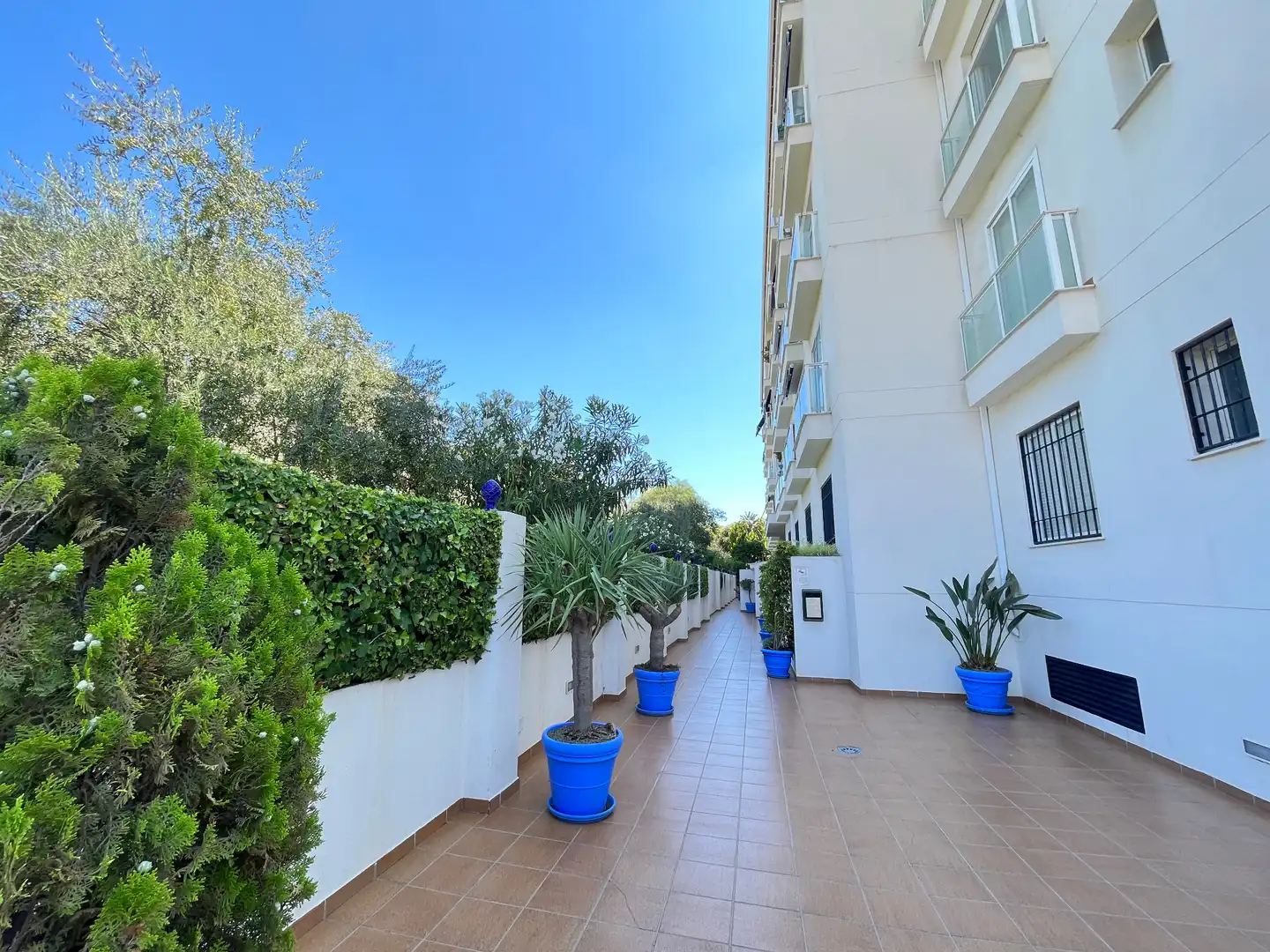 Terraza de Estudio en venta en Marbella con Amueblado, Lavadora y Piscina comunitaria
