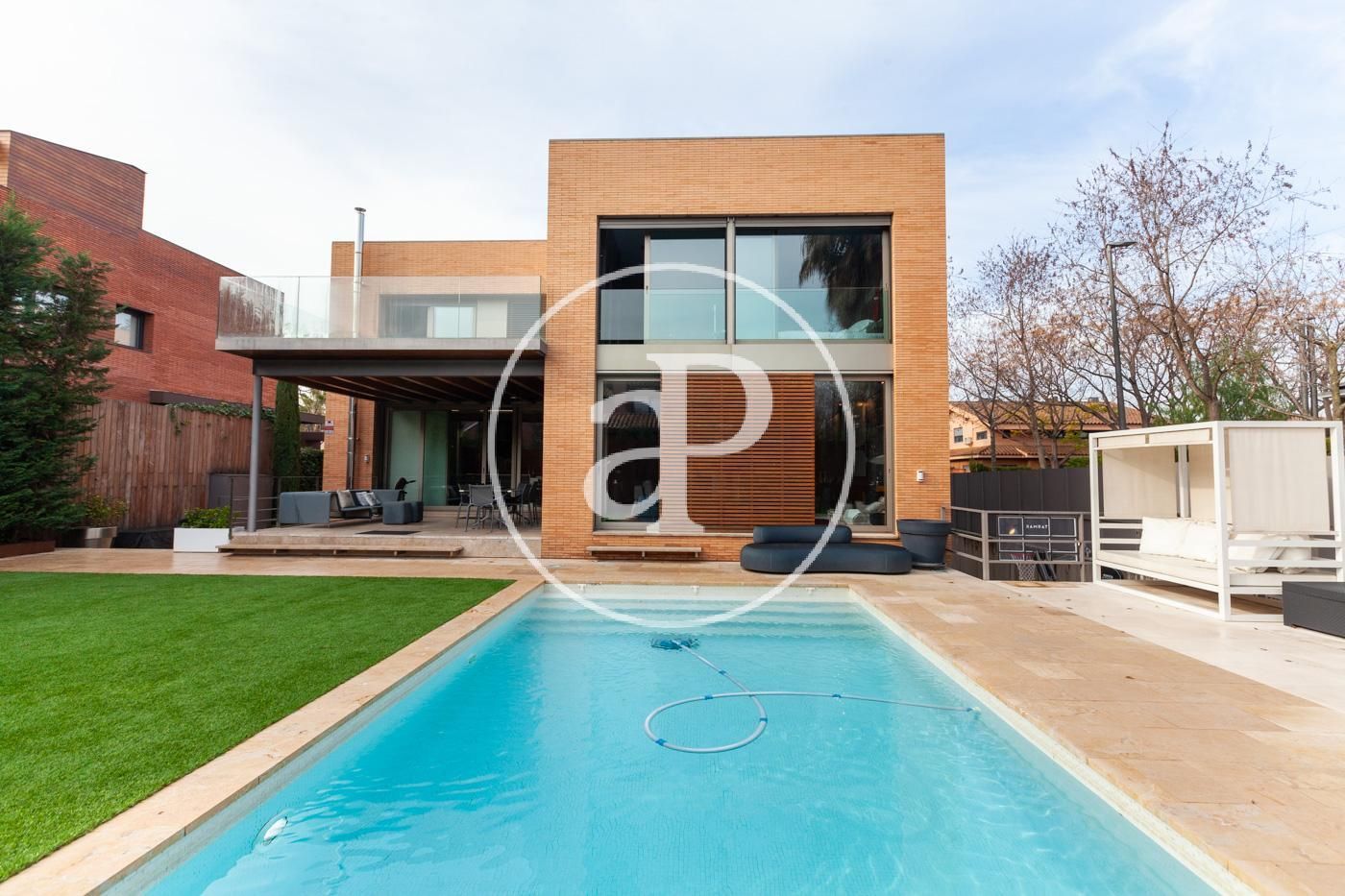 Vista exterior de Casa o xalet en venda en Sant Cugat del Vallès amb Aire condicionat, Calefacció i Jardí privat