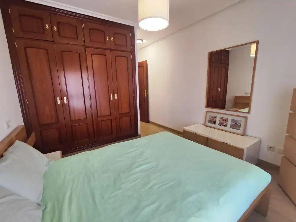 Dormitori de Apartament en venda en Gijón  amb Calefacció, Parquet i Moblat
