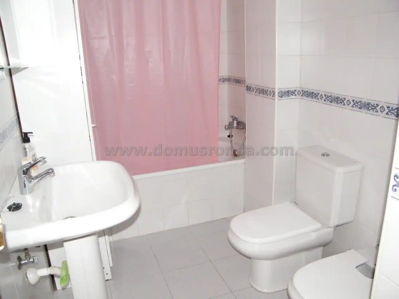 Baño de Piso en venta en Ronda con Aire acondicionado, Terraza y Amueblado