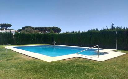 Piscina de Casa adosada en venda en Chiclana de la Frontera amb Aire condicionat, Calefacció i Jardí privat