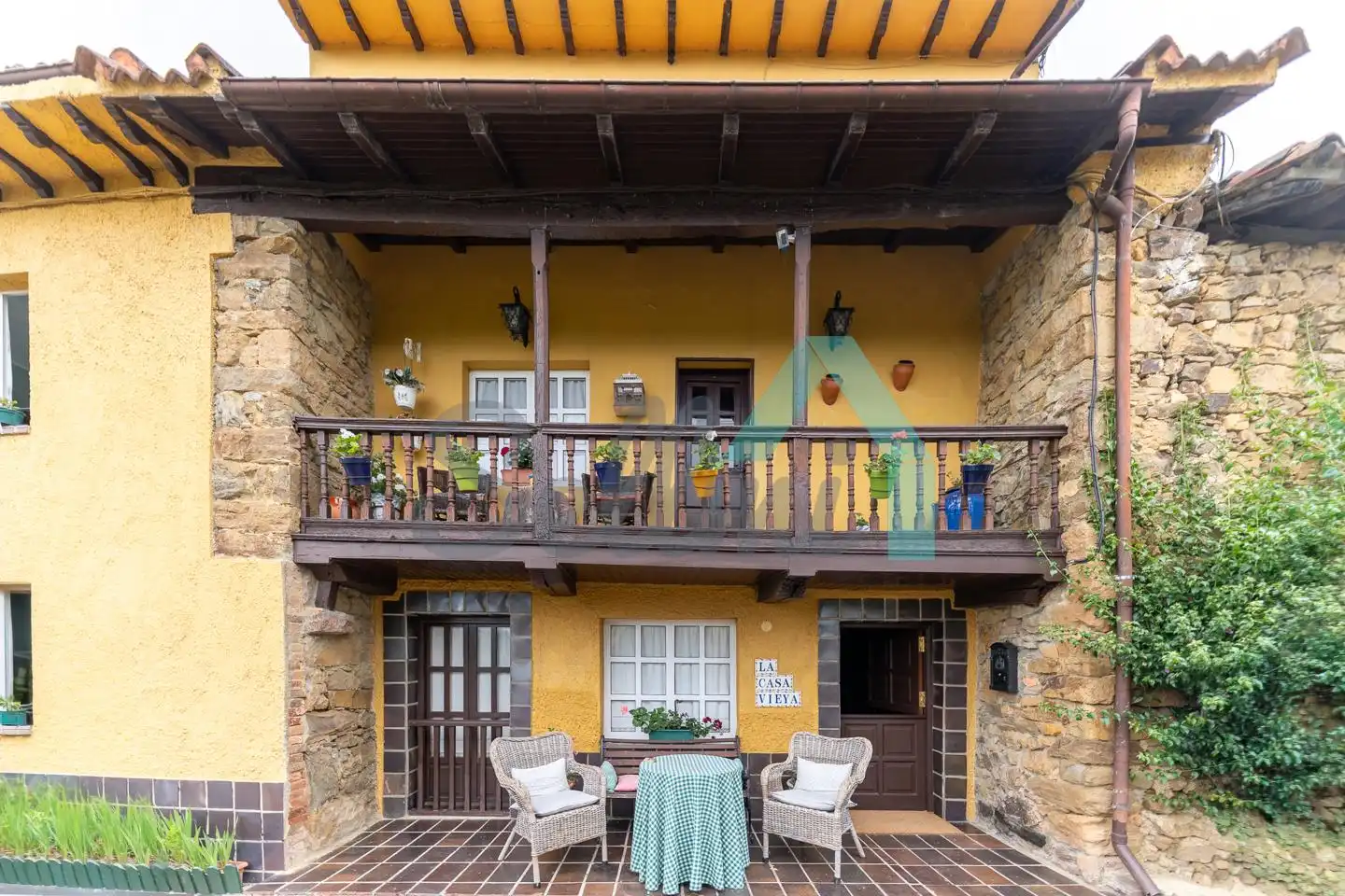 Vista exterior de Casa adosada en venda en Langreo amb Calefacció, Jardí privat i Parquet