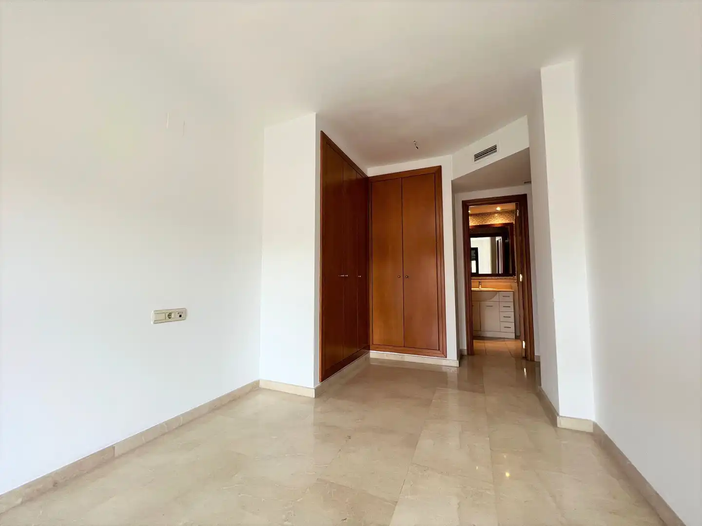 Flat for rent in Valencia  with Air Conditioner, Oven and Washing machine
