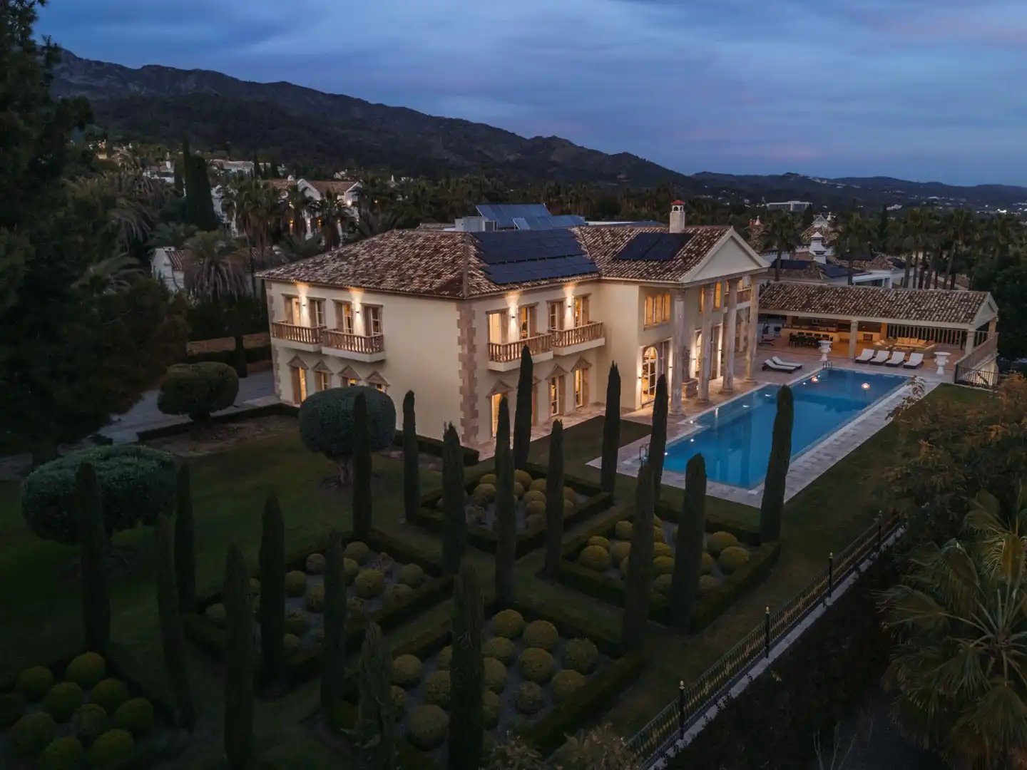 Vista exterior de Casa o chalet en venta en Marbella con Aire acondicionado, Calefacción y Jardín privado