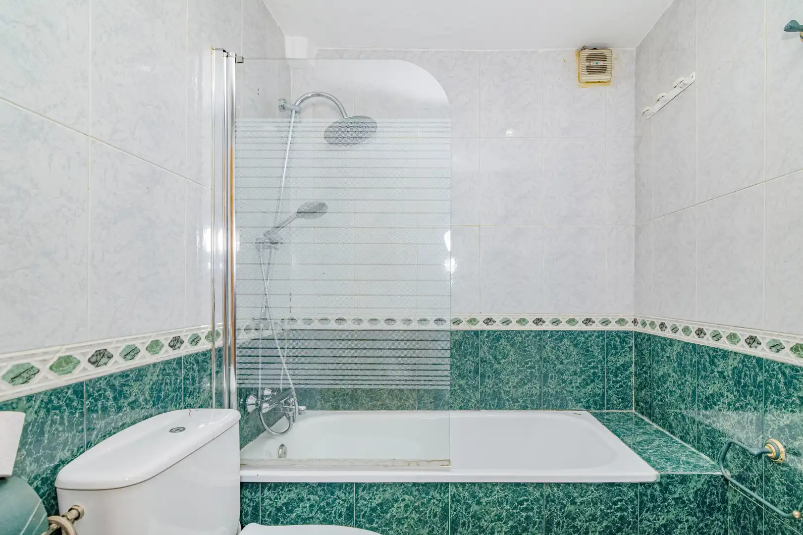 Baño de Piso en venta en Ogíjares con Calefacción, Terraza y Trastero
