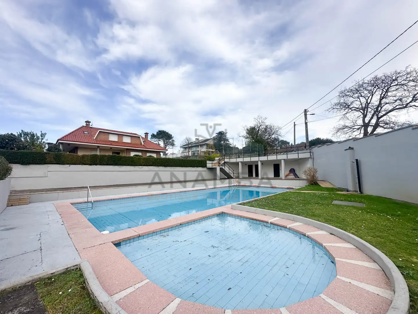 Vista exterior de Casa o xalet en venda en Gijón  amb Traster i Piscina