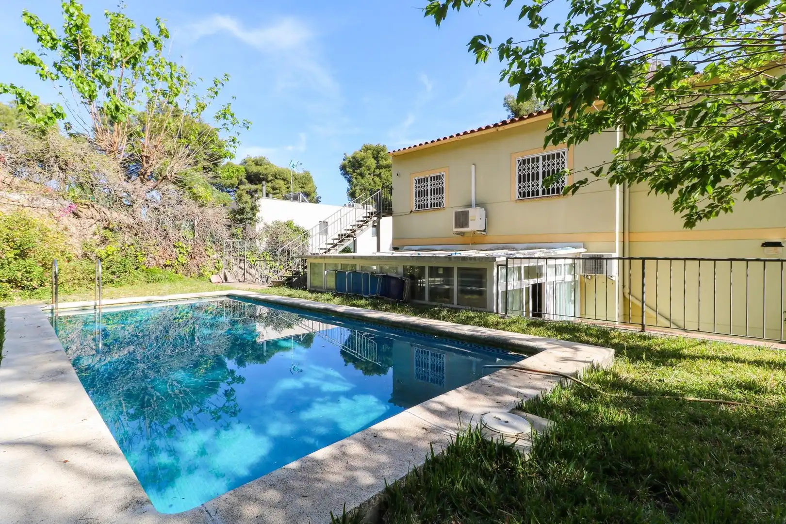 Piscina de Casa o xalet en venda en Castelldefels amb Aire condicionat, Calefacció i Parquet
