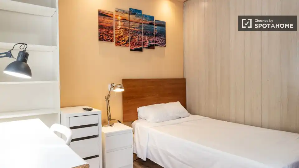 Bedroom of Flat for rent in Madrid  with Air Conditioner, Heating and Furnished
