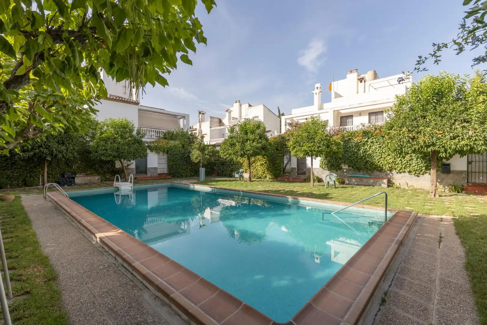 Piscina de Casa adosada en venta en Granada con Calefacción, Terraza y Trastero