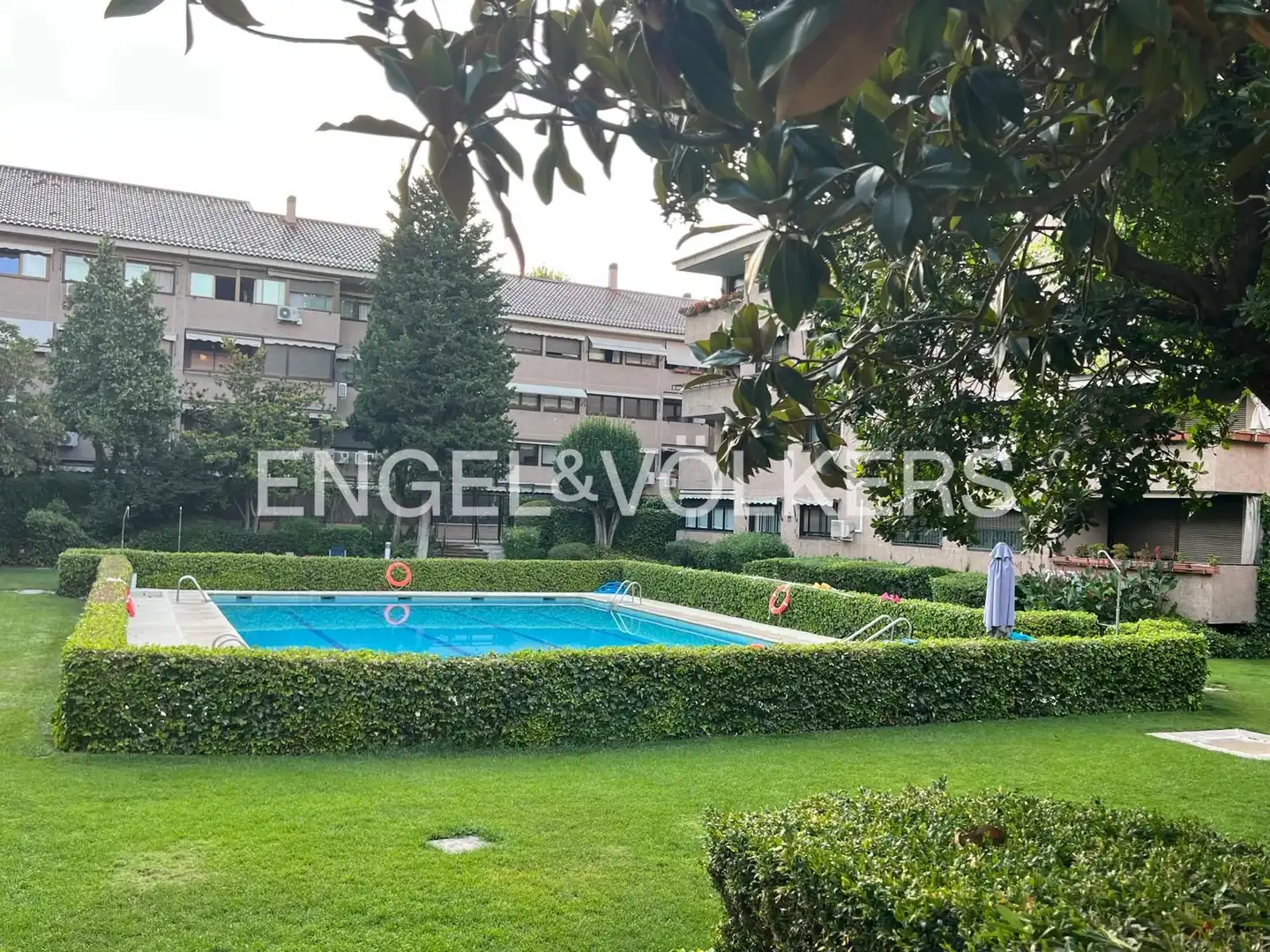 Piscina de Pis en venda en Pozuelo de Alarcón amb Aire condicionat i Calefacció