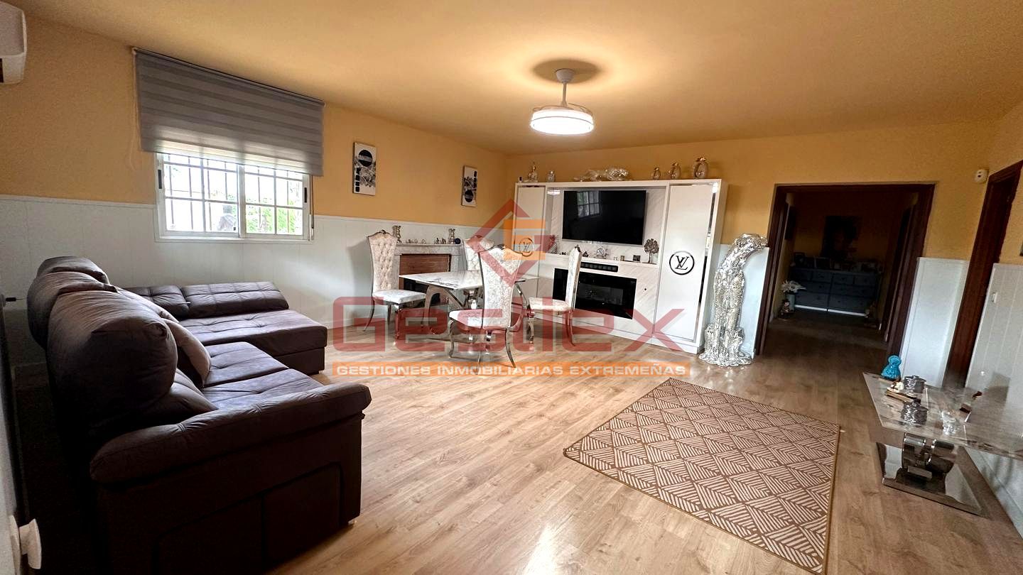 Sala d'estar de Casa o xalet en venda en Almendralejo amb Aire condicionat i Piscina comunitària