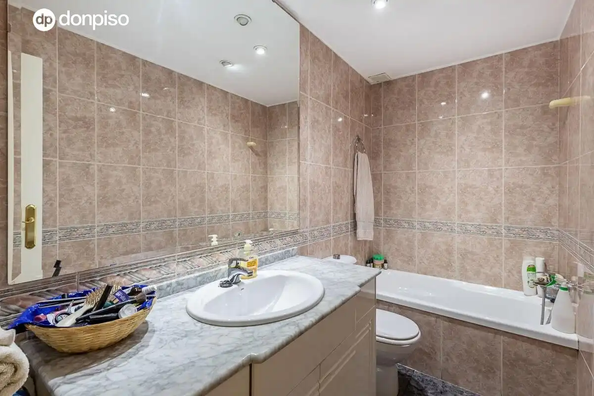 Bathroom of Flat for sale in Granada  with Heating and Terrace