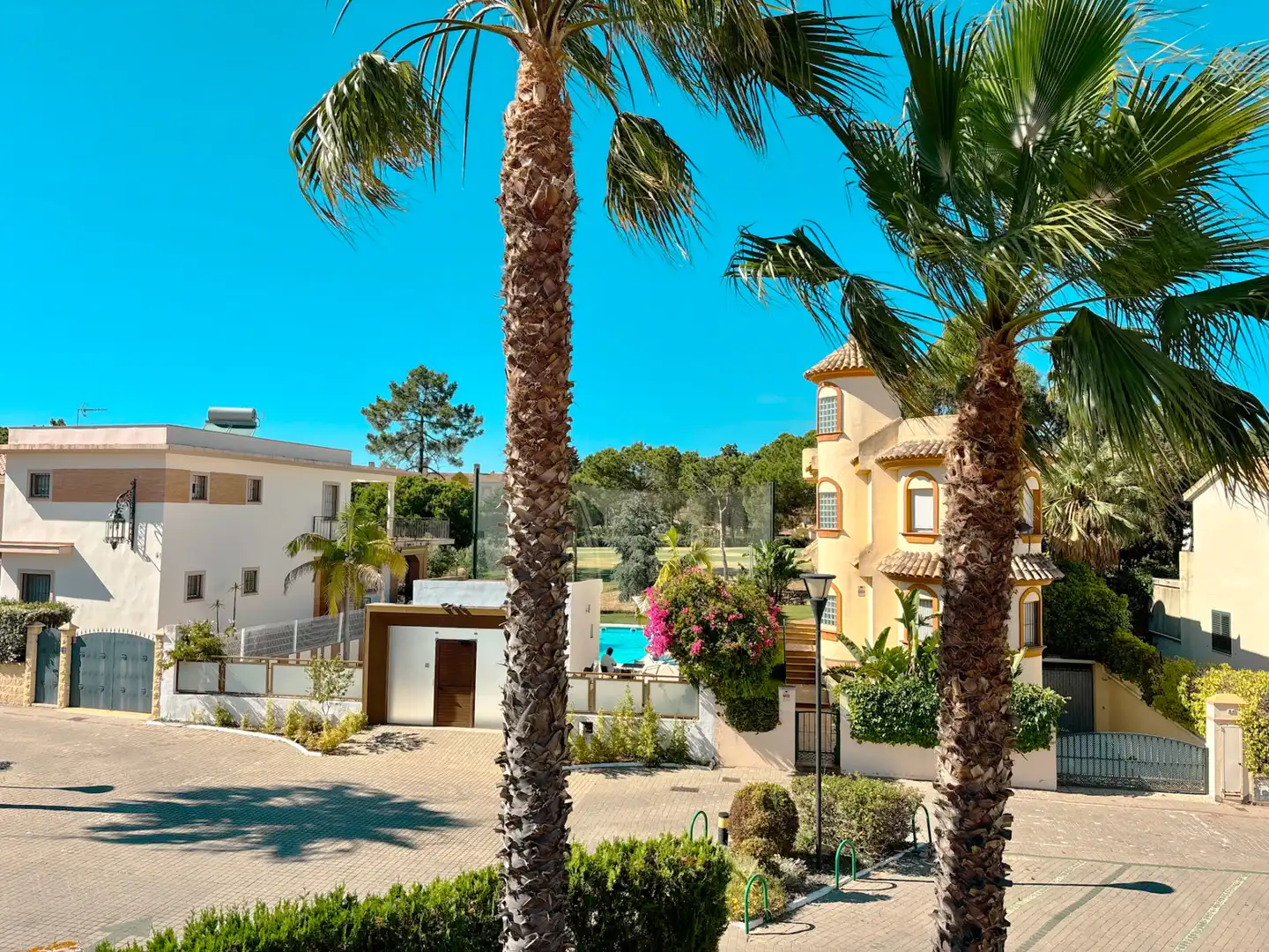 Außenansicht von Haus oder Chalet zur Miete in Islantilla mit Klimaanlage, Heizung und Privatgarten