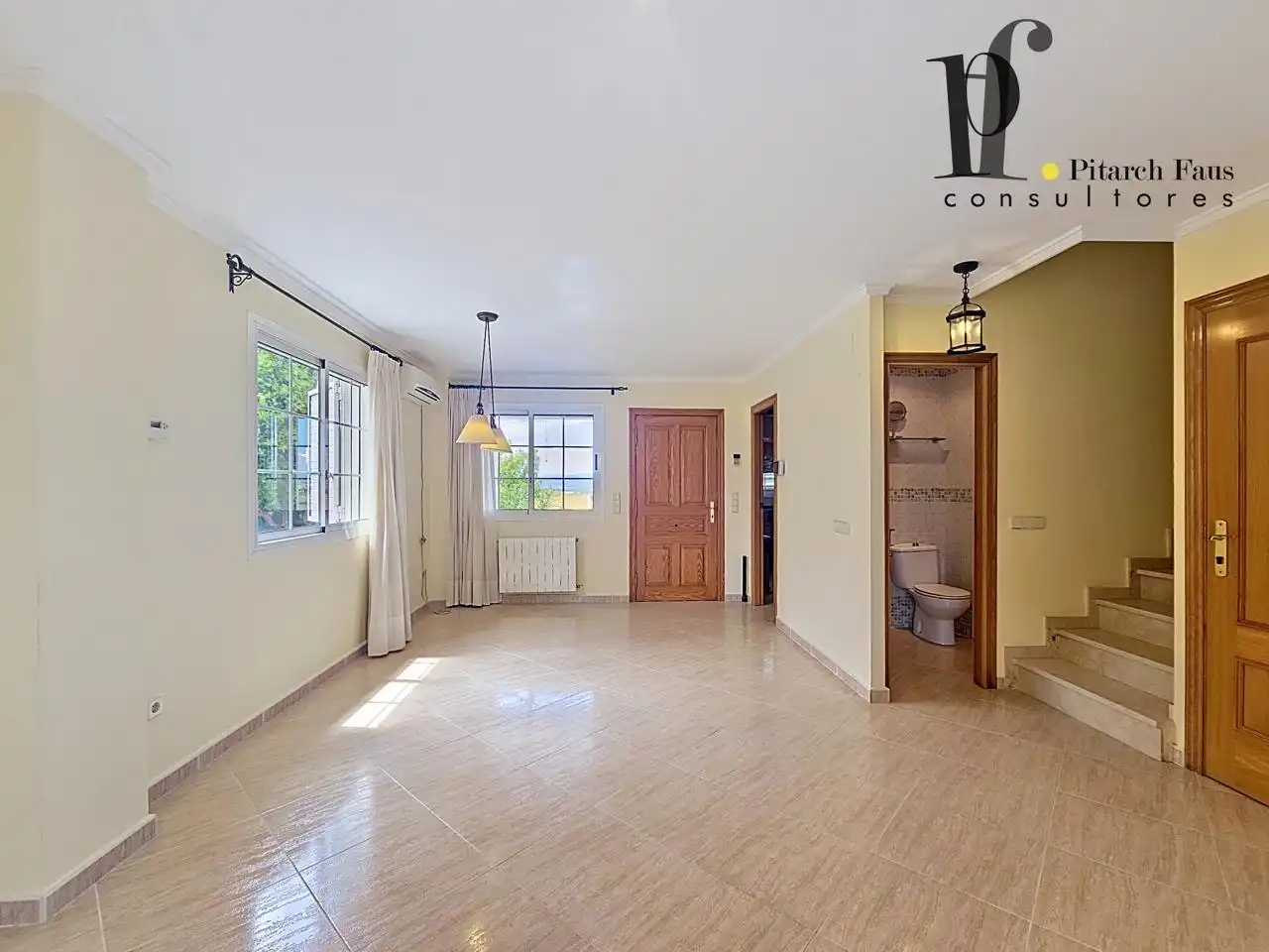 Sala de estar de Casa o chalet en venta en La Pobla de Vallbona con Aire acondicionado, Calefacción y Jardín privado