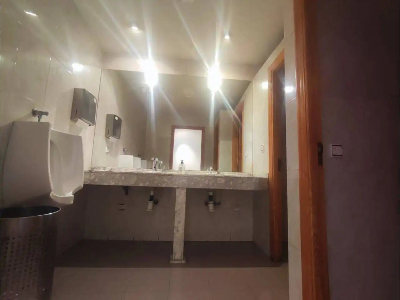 Baño de Local en venta en El Grado con Aire acondicionado