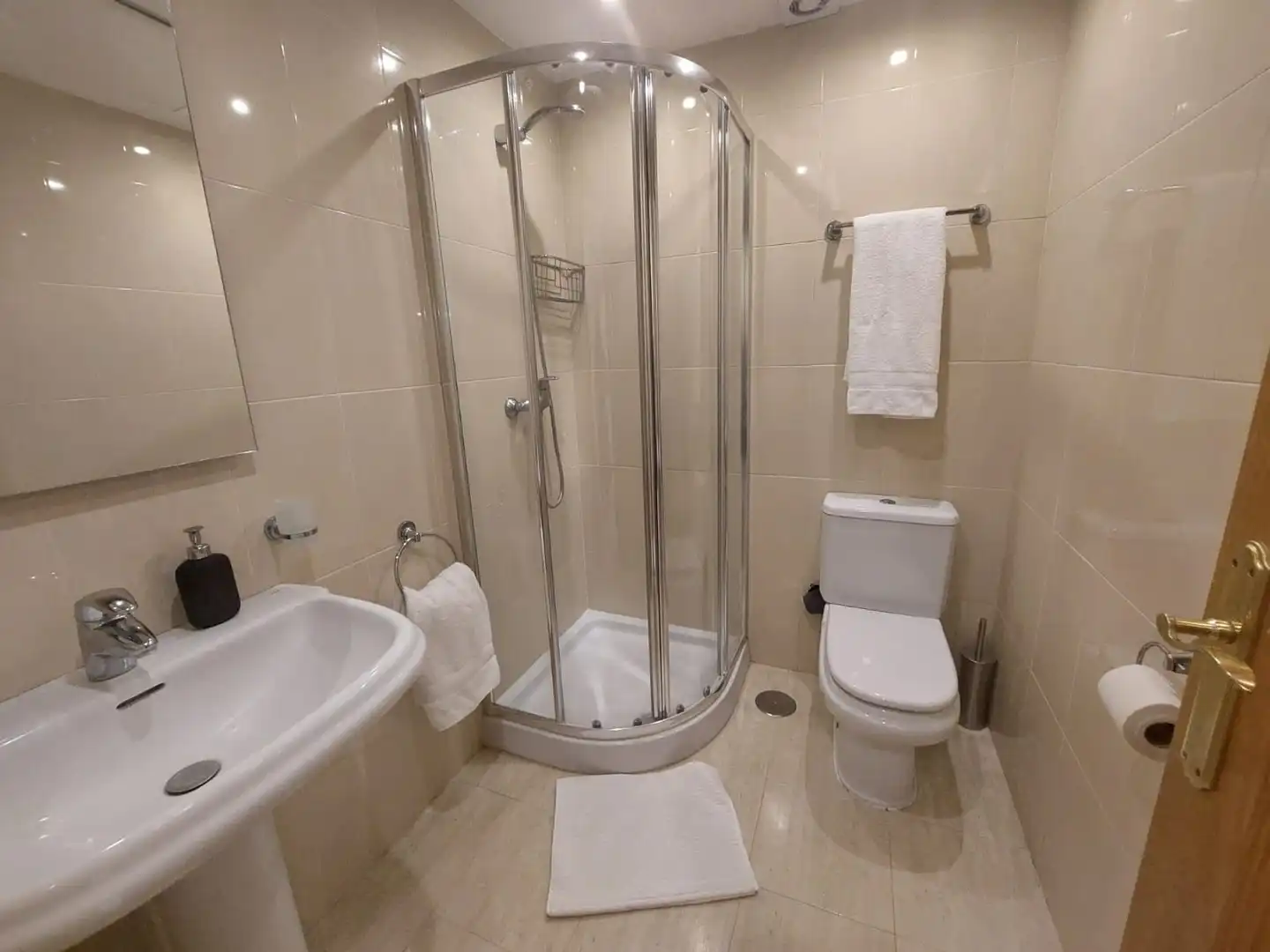 Badezimmer von Maisonette zum Verkauf in Benahavís mit Klimaanlage, Terrasse und Möbliert