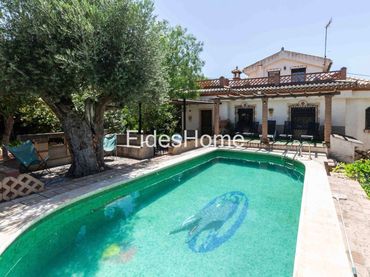 Chalet con piscina en venta en XFF4+98C Acequias 0