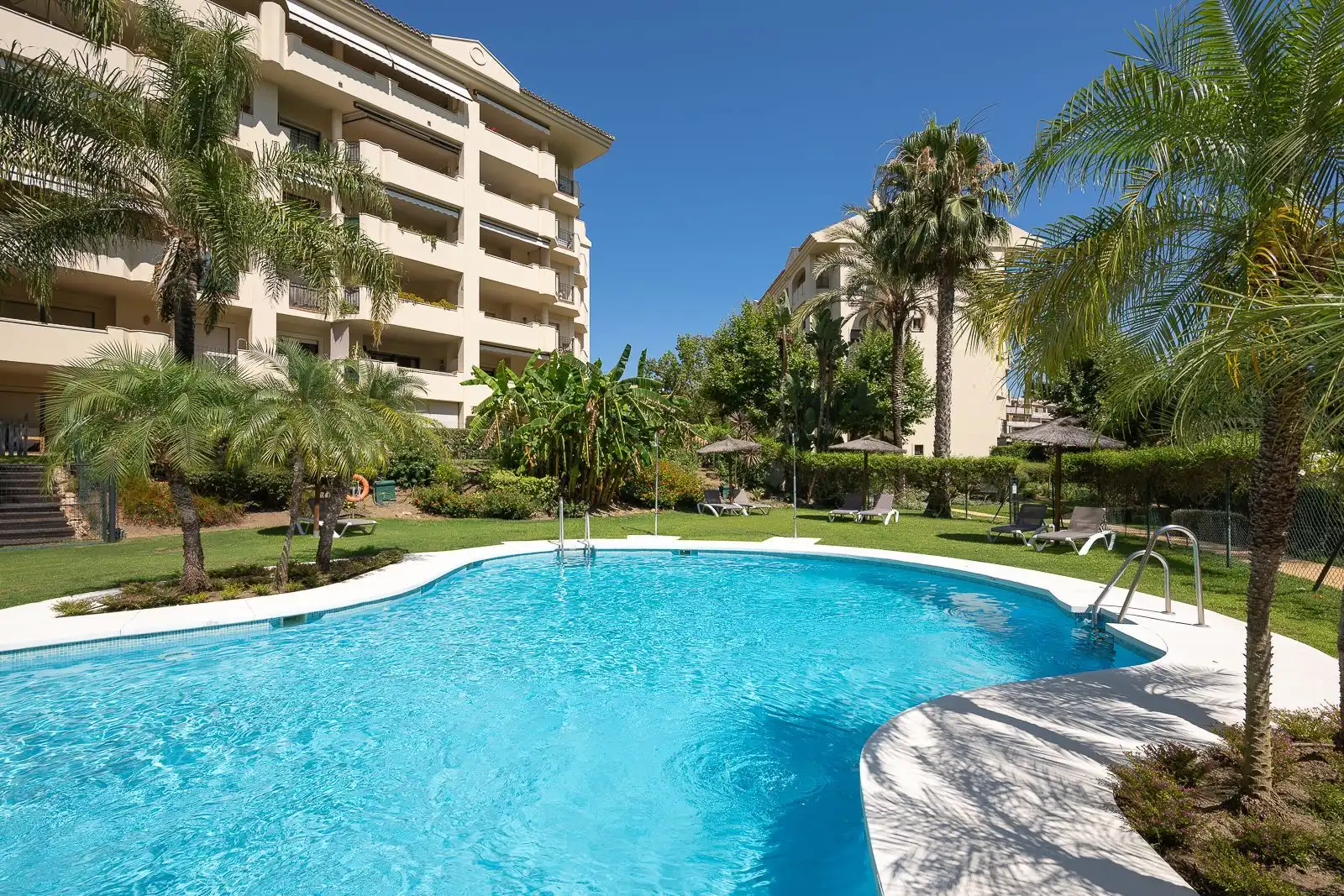 Piscina de Pis en venda en Marbella amb Aire condicionat, Terrassa i Traster