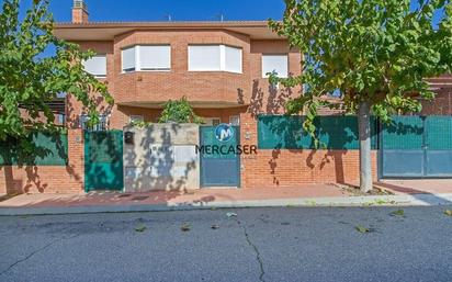 Außenansicht von Einfamilien-Reihenhaus zum verkauf in Pozuelo del Rey mit Terrasse