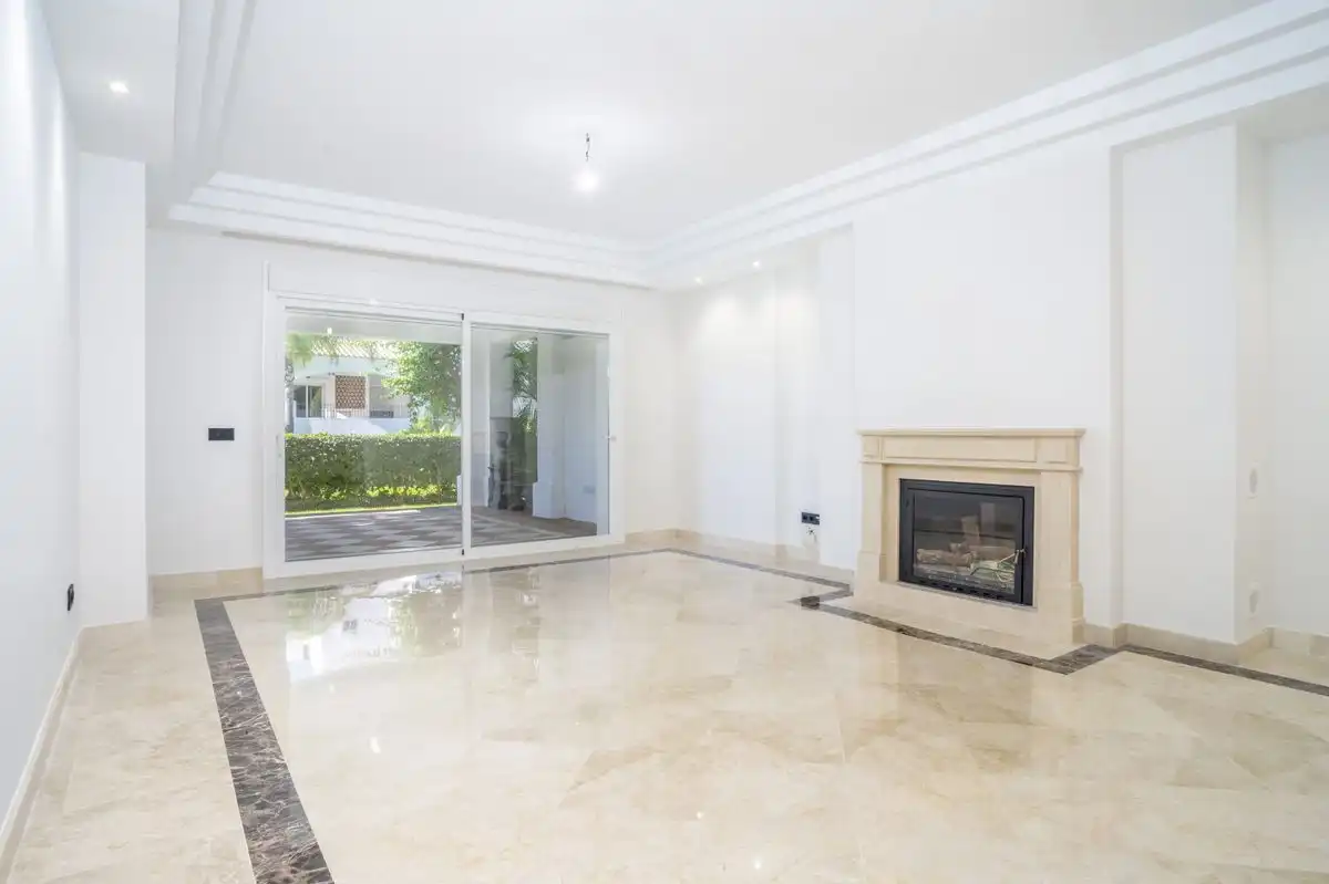 Sala d'estar de Planta baixa en venda en Marbella amb Aire condicionat, Calefacció i Jardí privat
