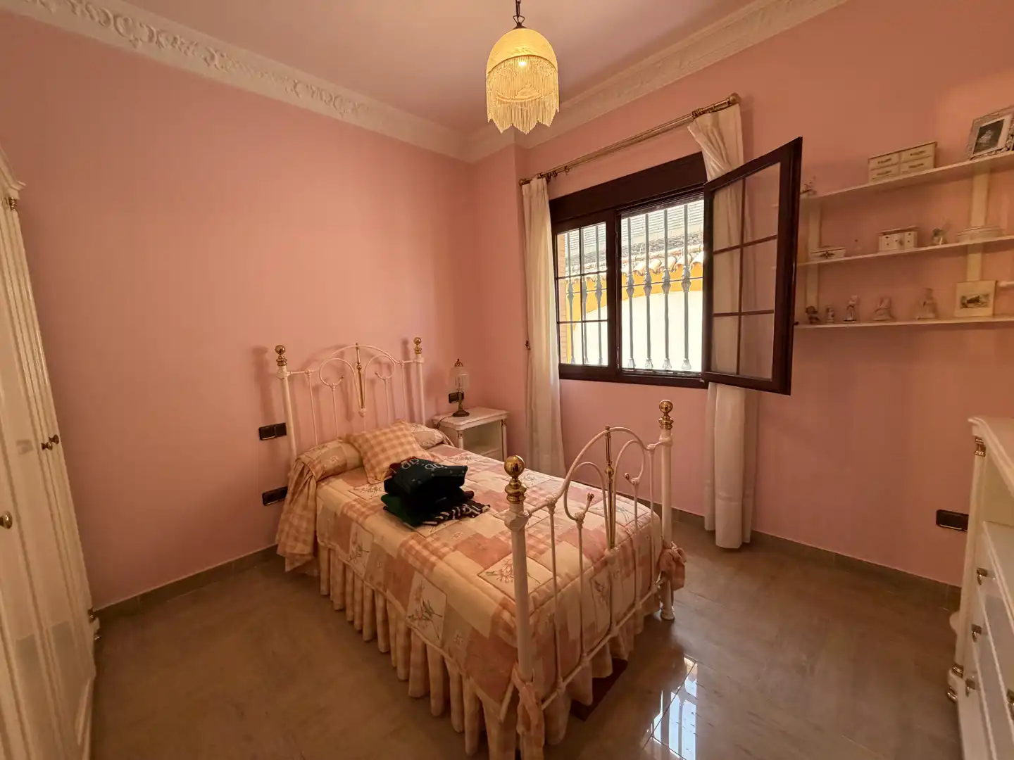 Dormitori de Casa o xalet en venda en Bormujos amb Aire condicionat, Jardí privat i Terrassa