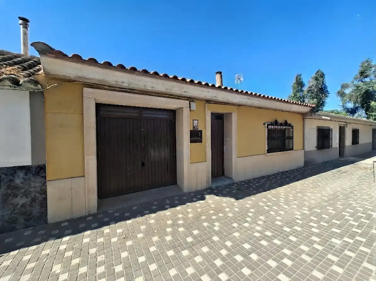Vista exterior de Casa adosada en venda en Torralba de Calatrava amb Aire condicionat, Calefacció i Terrassa