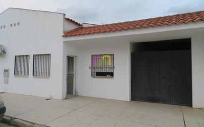 Exterior view of House or chalet for sale in Badajoz Capital  with Terrace and Storage room