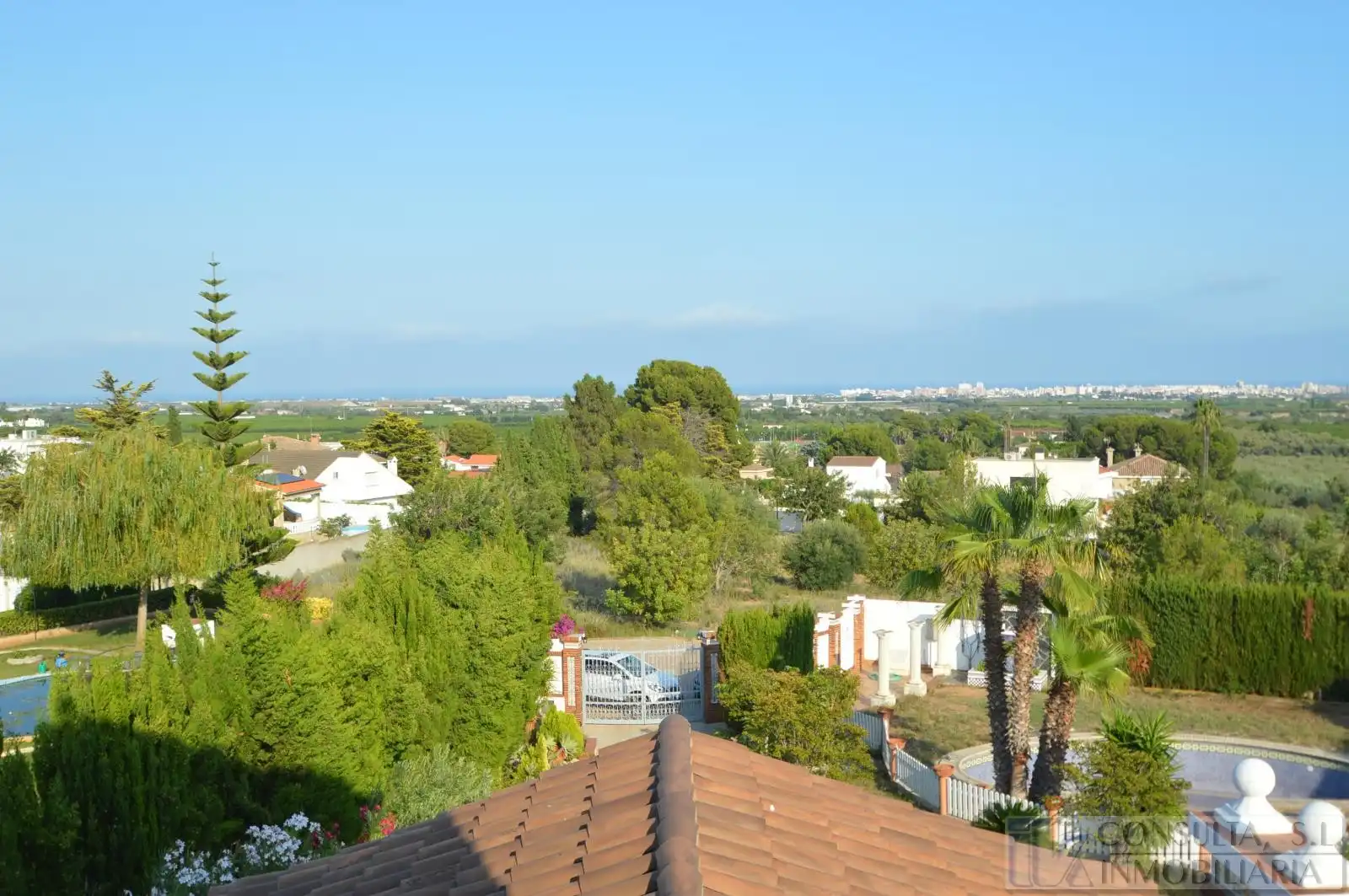 Vista exterior de Casa o xalet en venda en Vinaròs amb Jardí privat, Terrassa i Piscina